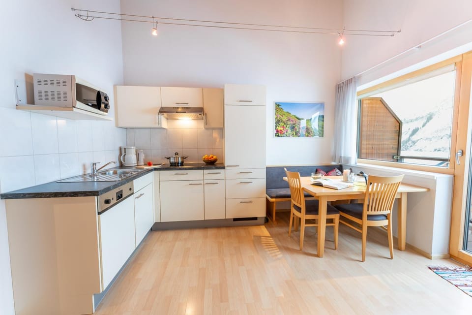 Kitchen or kitchenette, Dining area, dishwasher, stove