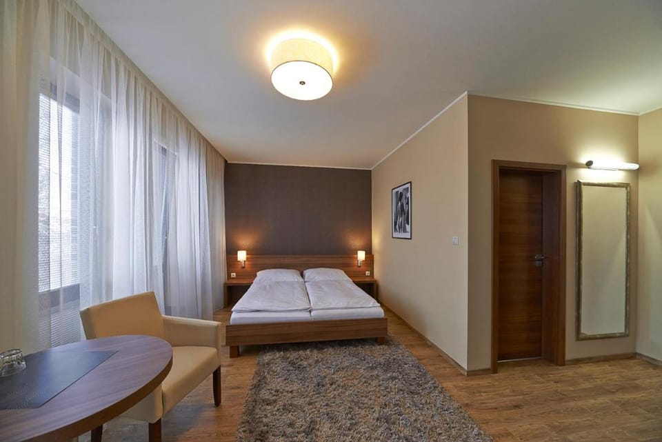 Photo of the whole room, Bedroom