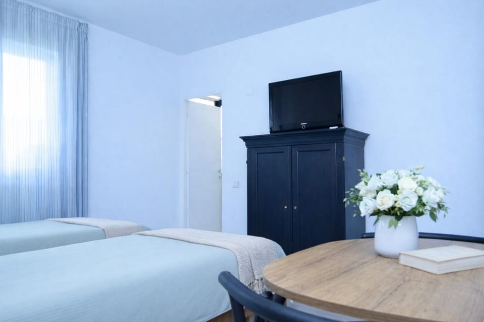 Bed, TV and multimedia, Photo of the whole room, Dining area, Bedroom