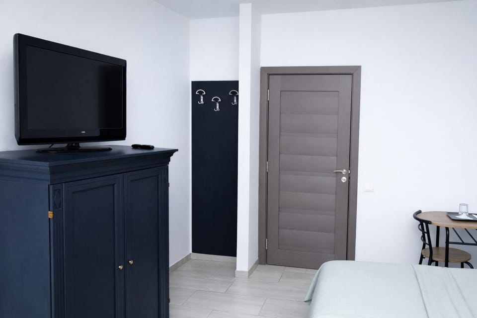 Photo of the whole room, Bedroom, furniture