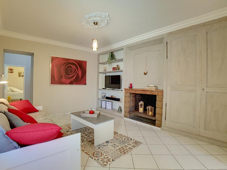 Bed, TV and multimedia, Living room, Seating area