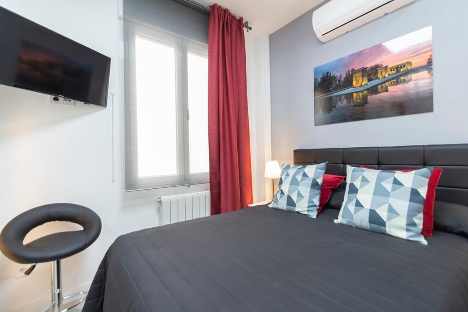 Bed, TV and multimedia, Bedroom