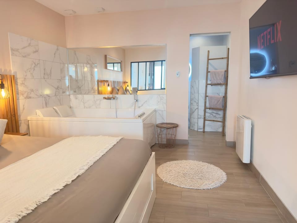 Bed, Photo of the whole room, Bedroom