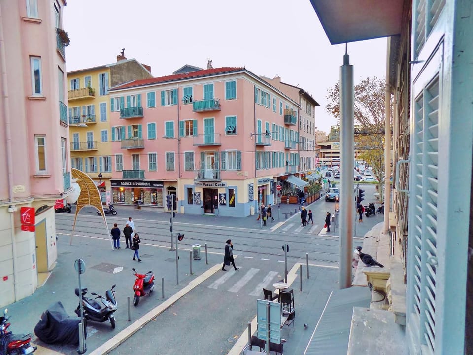 GARE 5 minutes GARIBALDI RÉPUBLIQUE chambre PRIVEE non FUMEUR pour voyageurs CALMES TRAM au pied de l'immeuble Bed and Breakfast in Nice