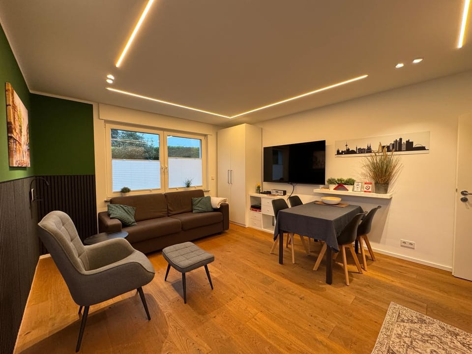 TV and multimedia, Living room, Seating area, Dining area