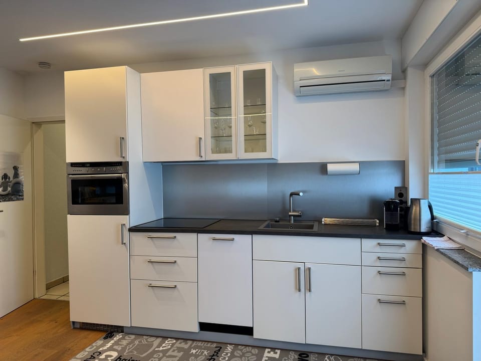Kitchen or kitchenette, dishwasher, stove