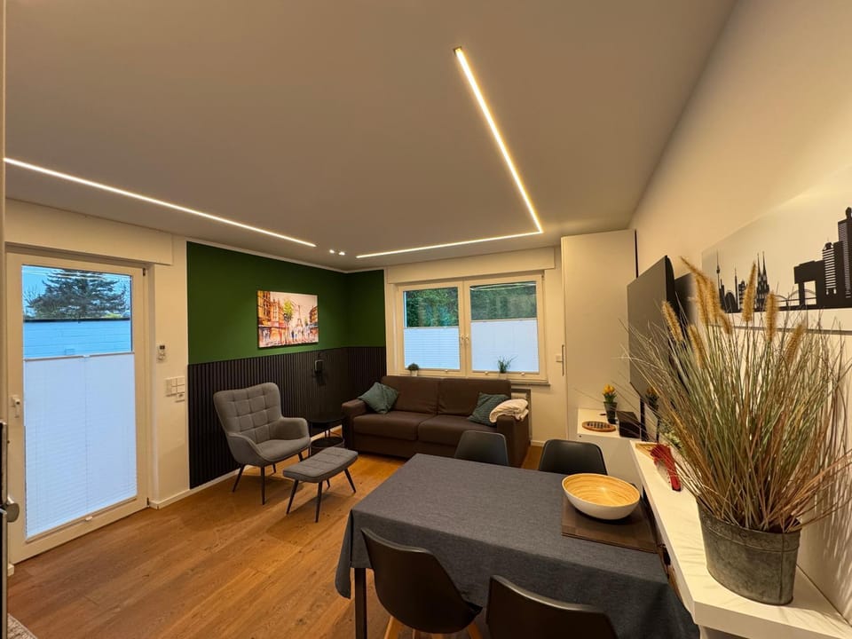 TV and multimedia, Living room, Seating area, Dining area, Bedroom