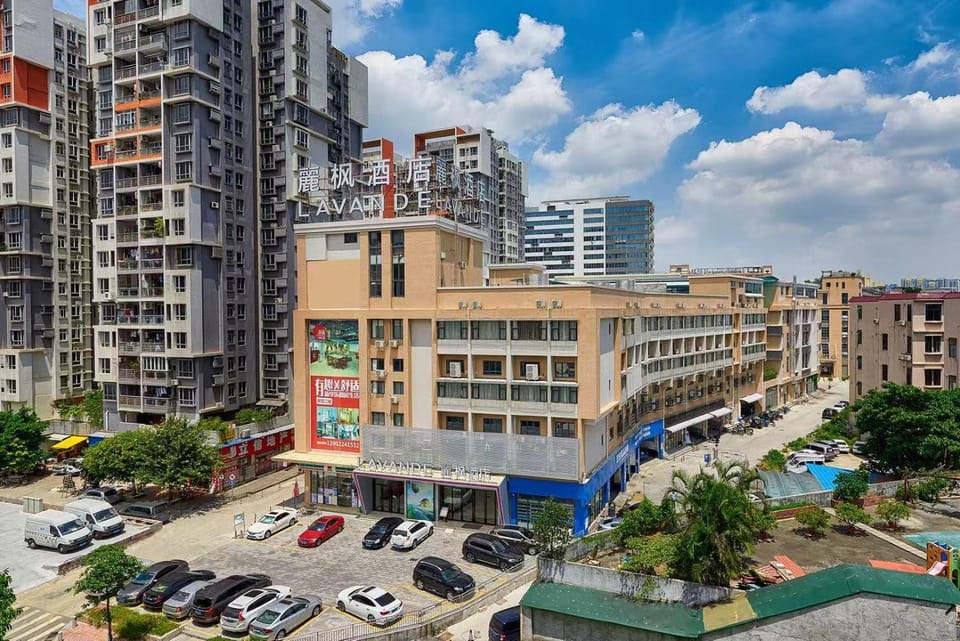 Property building, Day, Neighbourhood, City view, Street view, Location, Parking