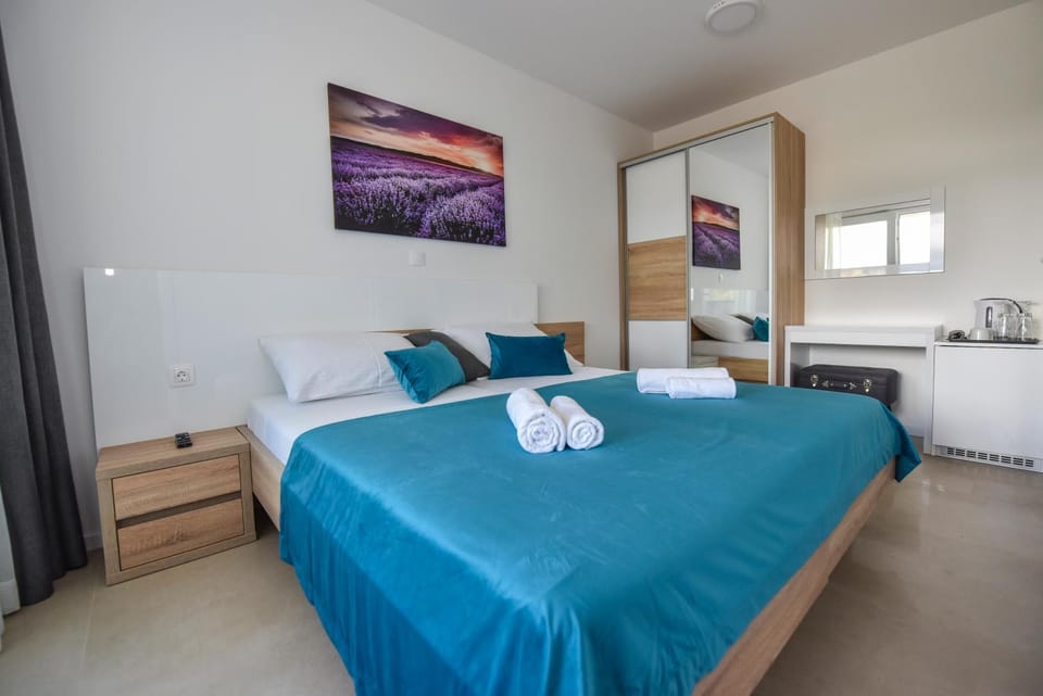 Bed, towels