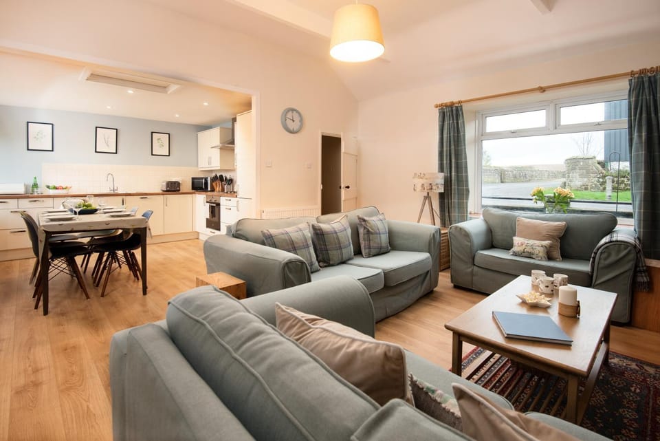 TV and multimedia, Living room, Dining area, Quiet street view, flat iron