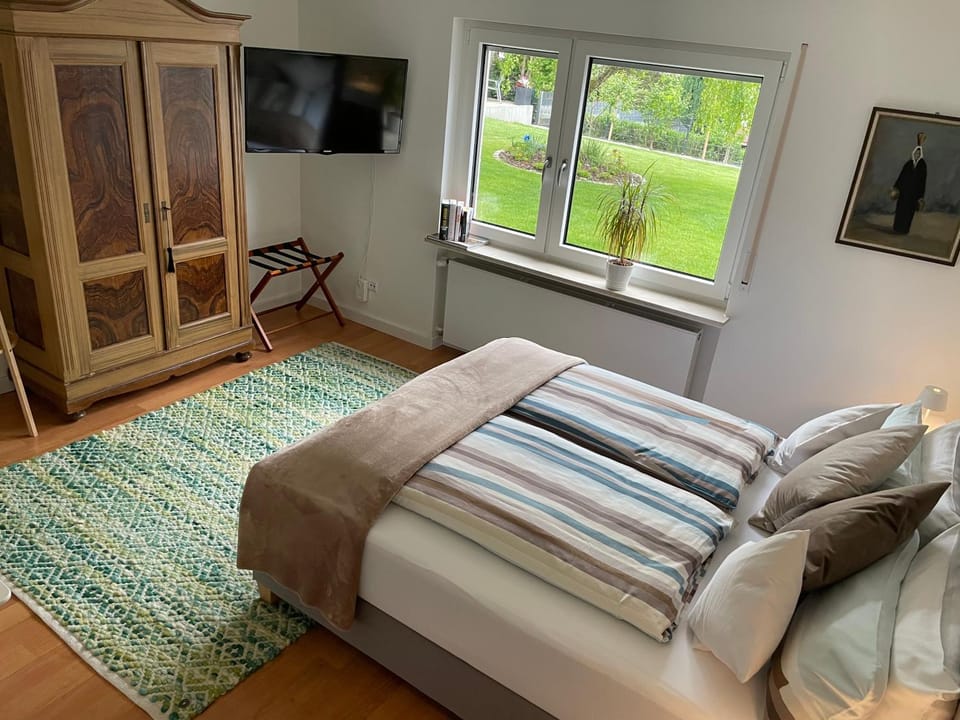 Bed, TV and multimedia, Bedroom, Garden view
