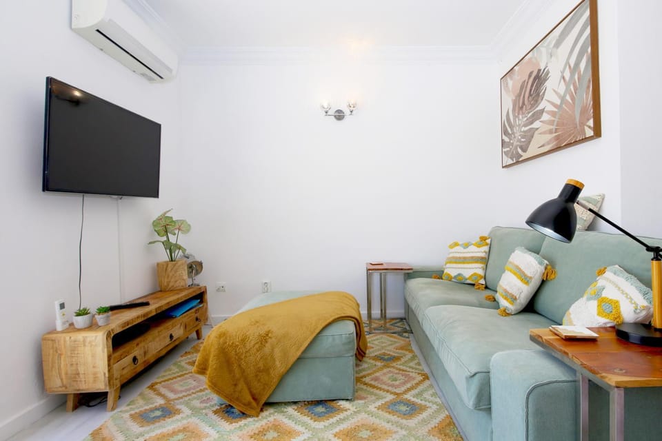 TV and multimedia, Living room, Seating area, air conditioner