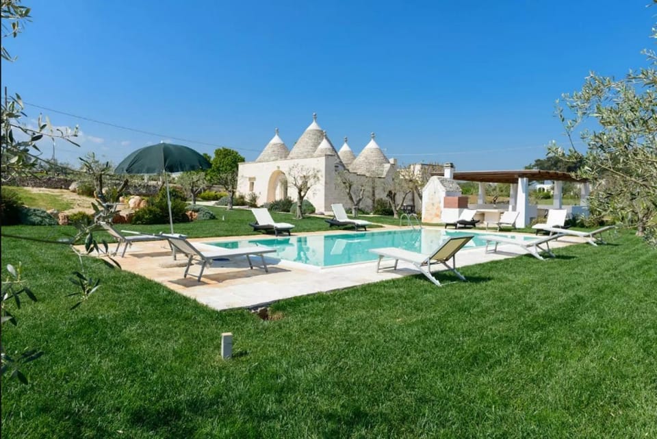 Trulli Terrarossa con Piscina Villa in Province of Taranto