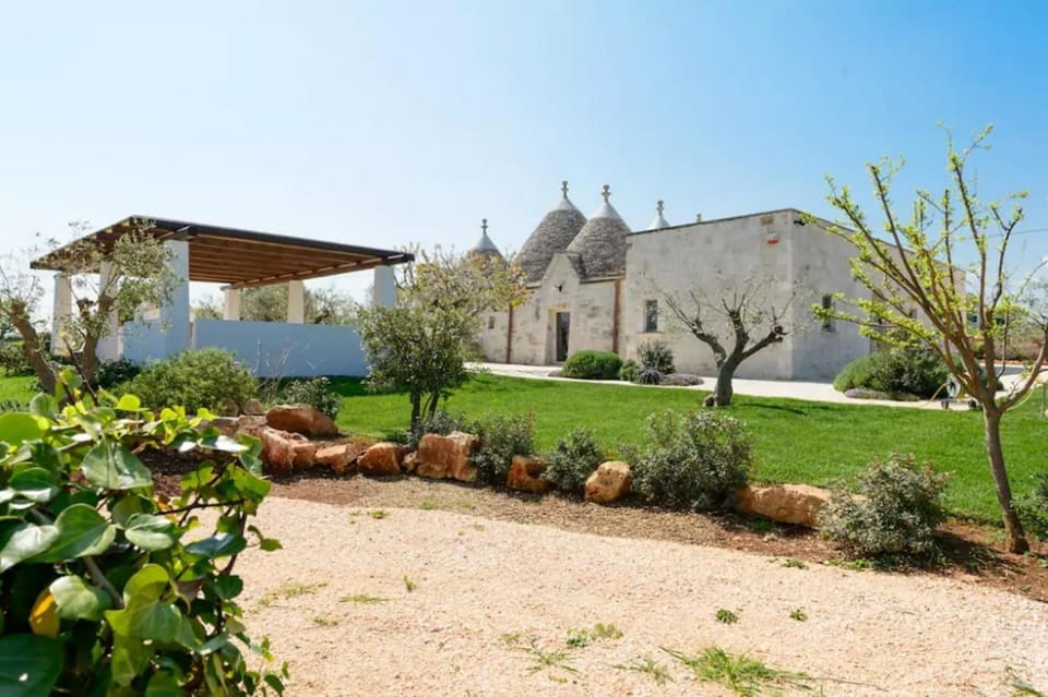 Trulli Terrarossa con Piscina Villa in Province of Taranto