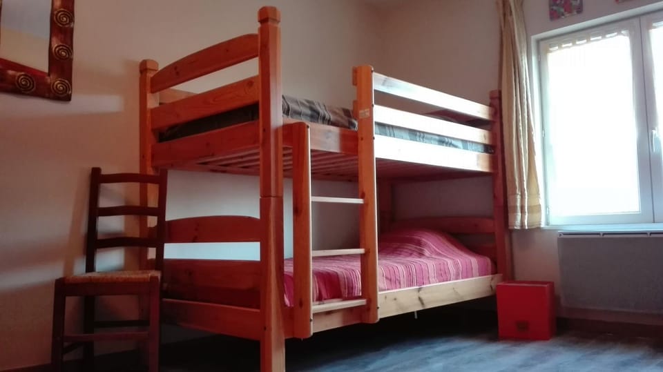 Bedroom, bunk bed