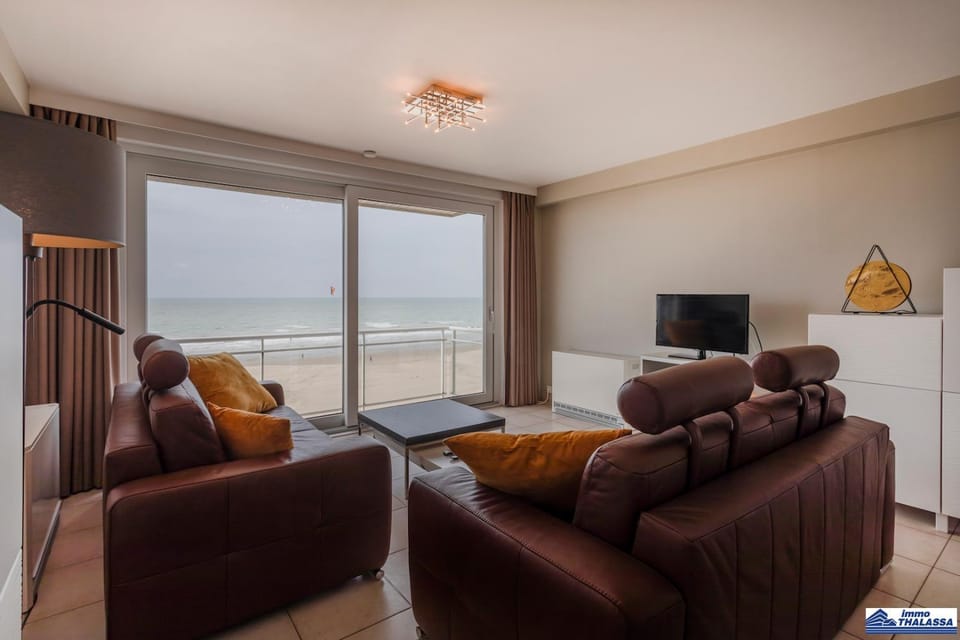 TV and multimedia, Living room, Seating area, Sea view