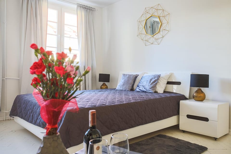Bed, Photo of the whole room, Bedroom
