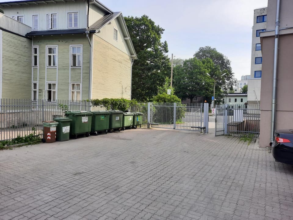 3 room central apartmend 90m2 parking for one car fifth floor and the building does not have an elevator Apartment in Tallinn