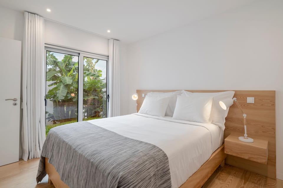 Bed, View (from property/room), Bedroom, Garden view