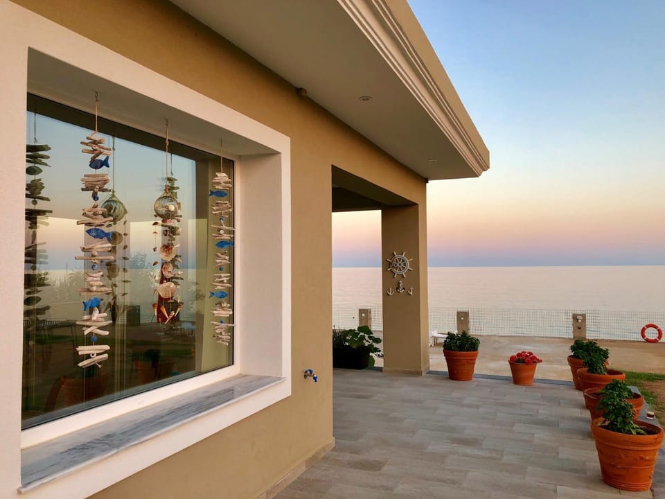 Facade/entrance, View (from property/room), Balcony/Terrace, Sea view