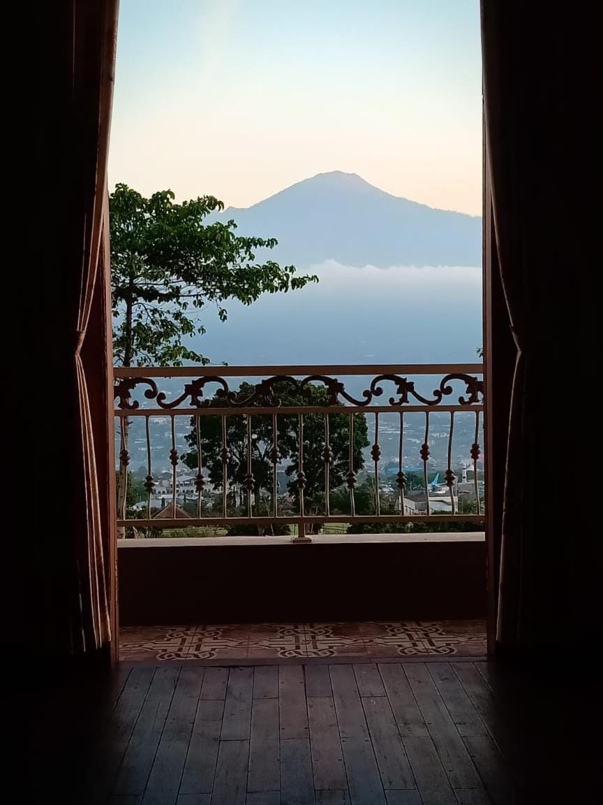 Villa Ayna Syariah Villa in Batu