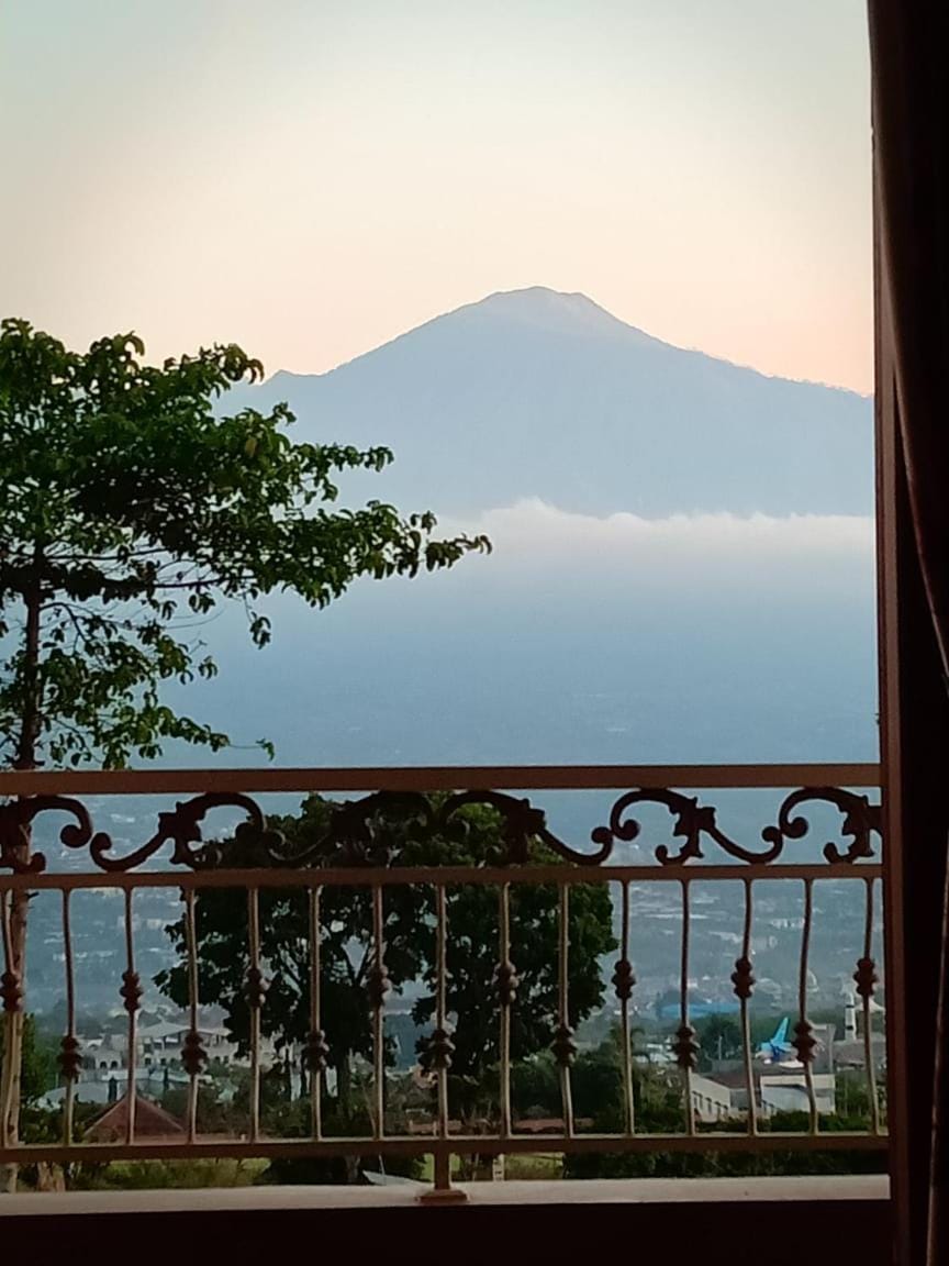 Villa Ayna Syariah Villa in Batu