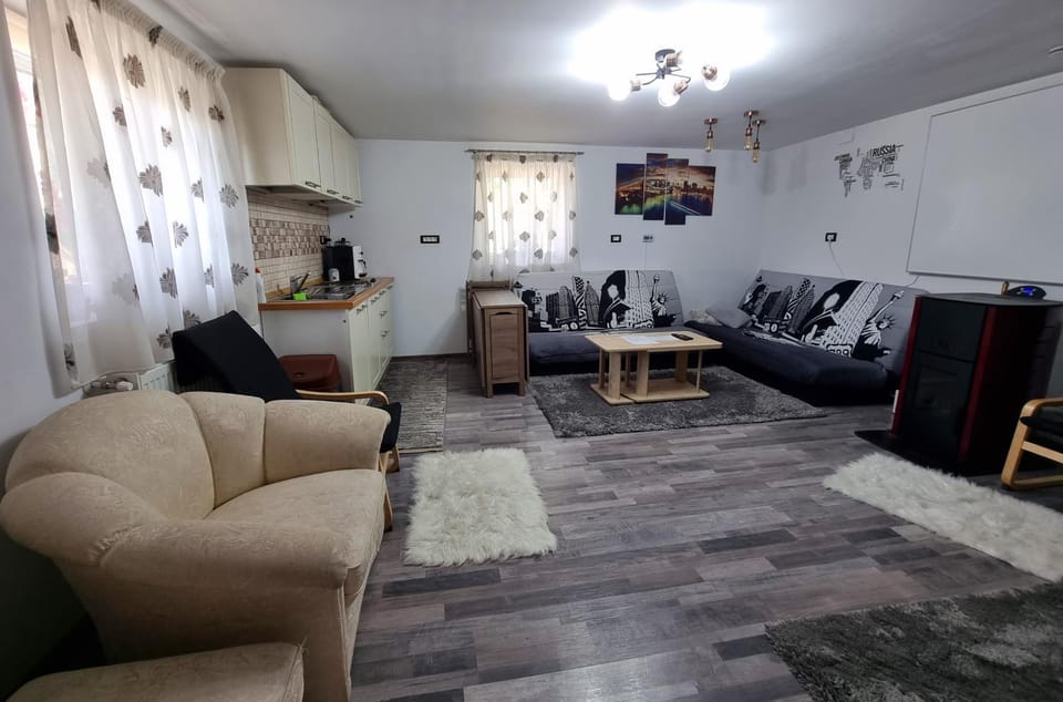 Kitchen or kitchenette, Seating area
