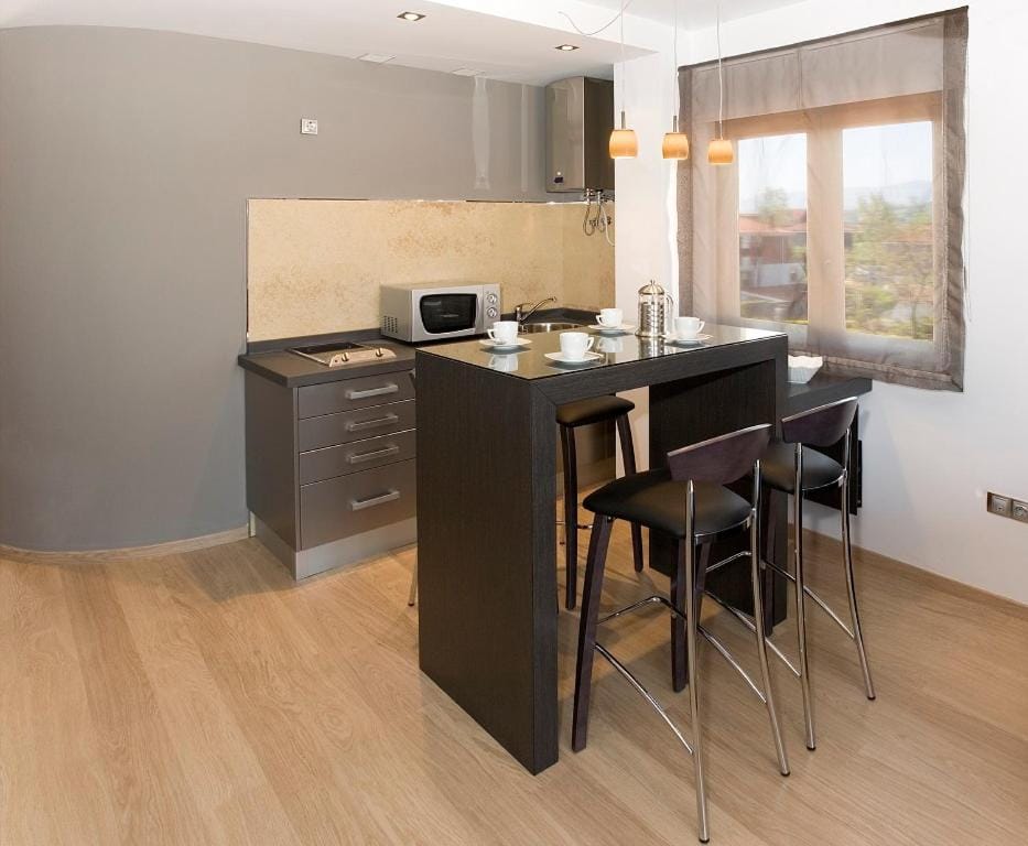 Kitchen or kitchenette, Garden view