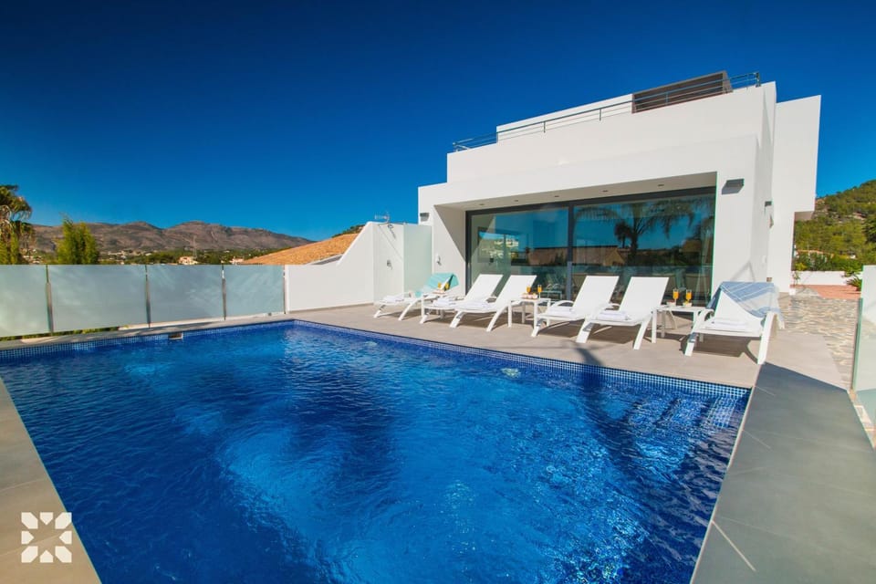 Patio, Day, Natural landscape, Mountain view, Pool view, Swimming pool, sunbed
