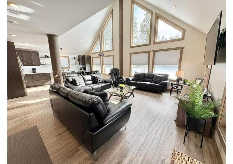 Sunny Peaks House in Valemount
