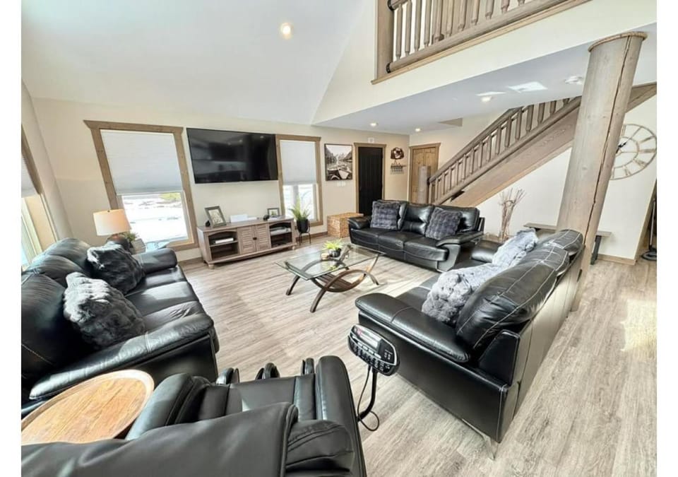 Sunny Peaks House in Valemount