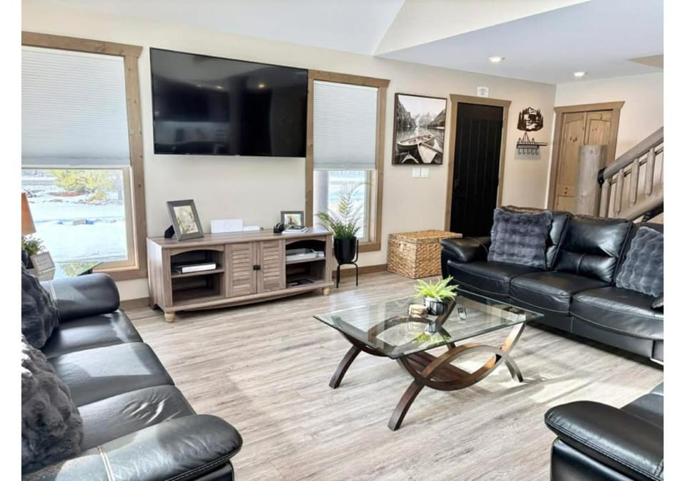 Sunny Peaks House in Valemount