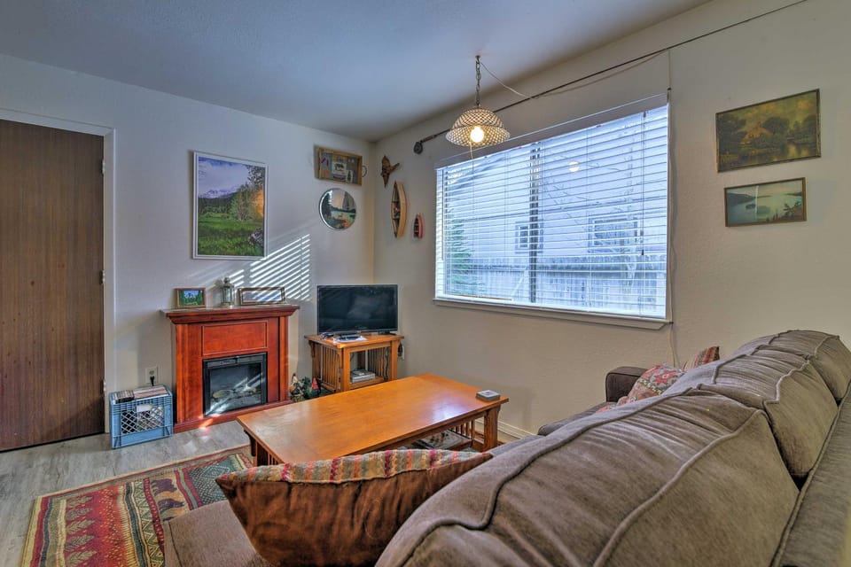 Home 1 Mi to Heavenly Mtn Resort! Unwind Fireside House in South Lake Tahoe