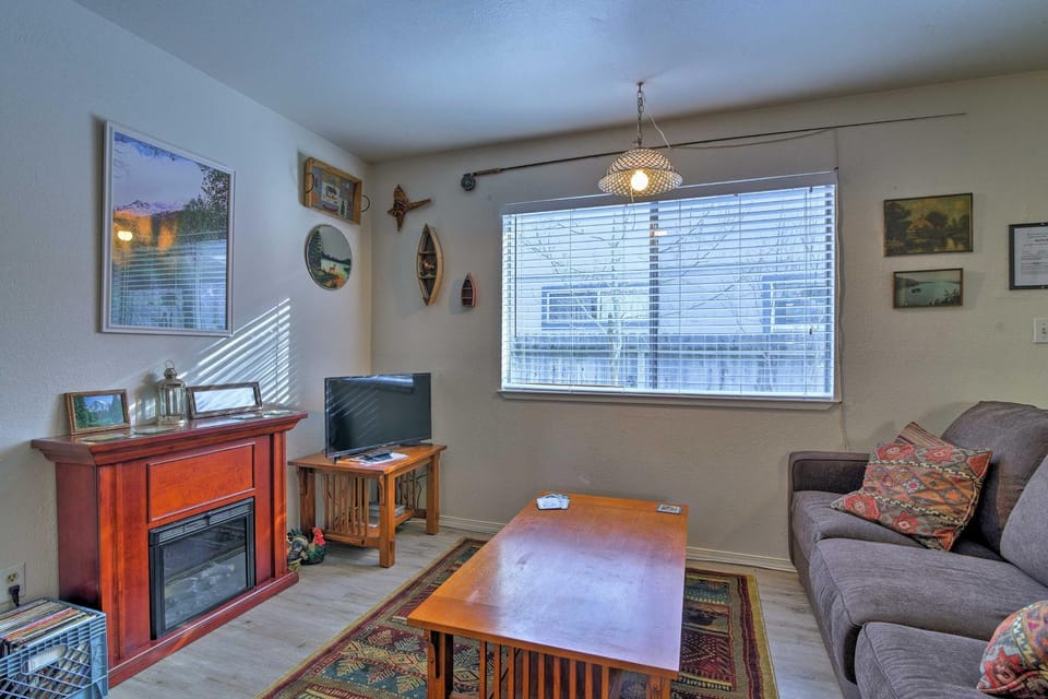 Home 1 Mi to Heavenly Mtn Resort! Unwind Fireside House in South Lake Tahoe