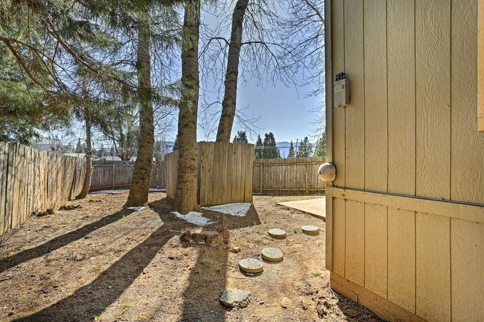 Centrally Located Mt Shasta Home w/ Deck! House in Mount Shasta