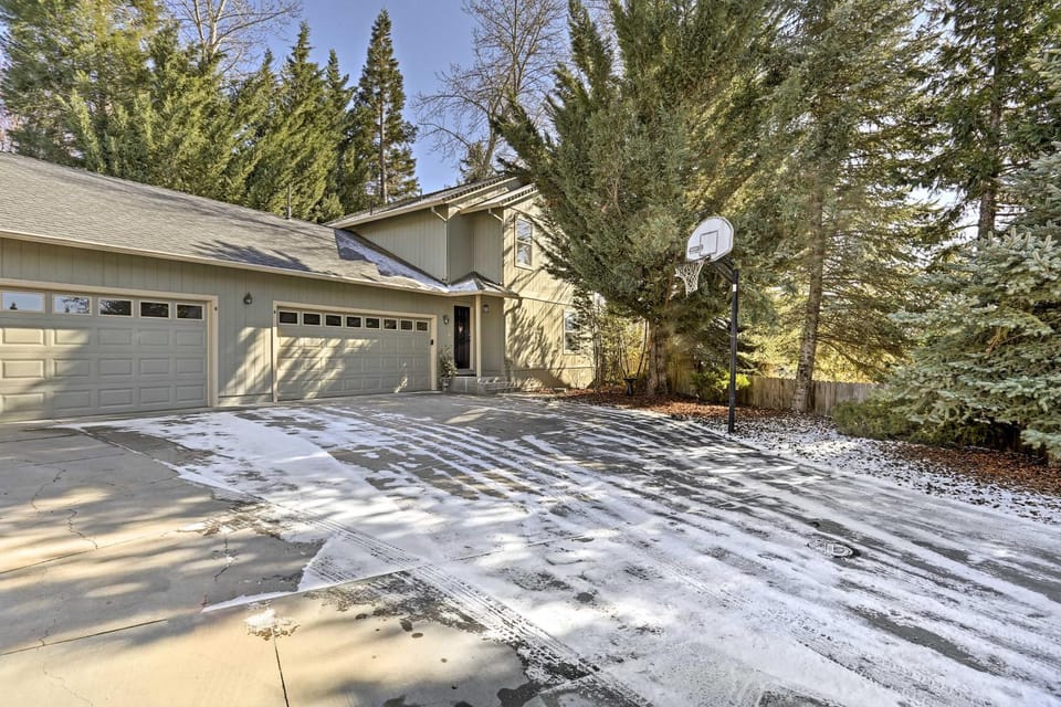 Centrally Located Mt Shasta Home w/ Deck! House in Mount Shasta