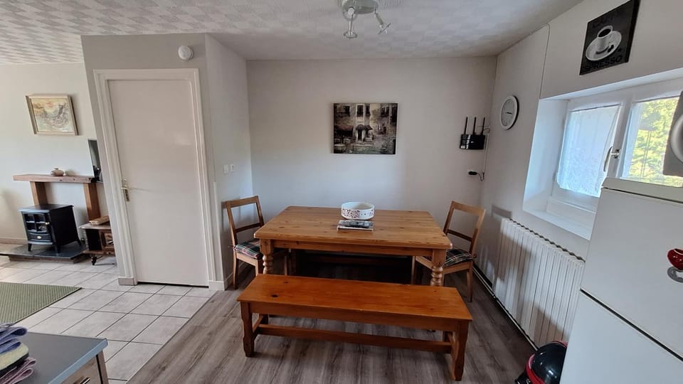 Kitchen or kitchenette, Dining area