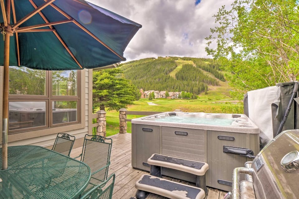 Walk to Ski Lift Copper Mountain Home with Hot Tub House in Copper Mountain