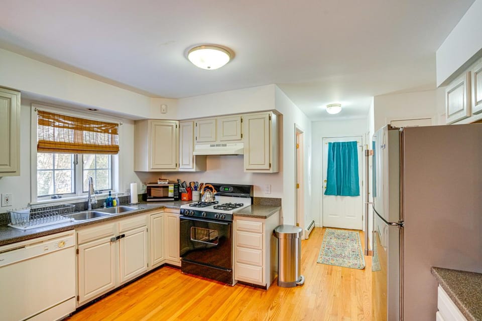 Walk to Dining: Downtown Lenox Guest House! House in Lenox