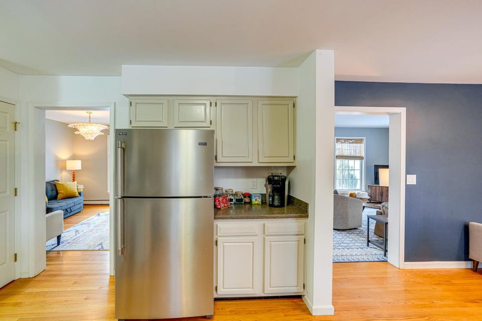 Walk to Dining: Downtown Lenox Guest House! House in Lenox