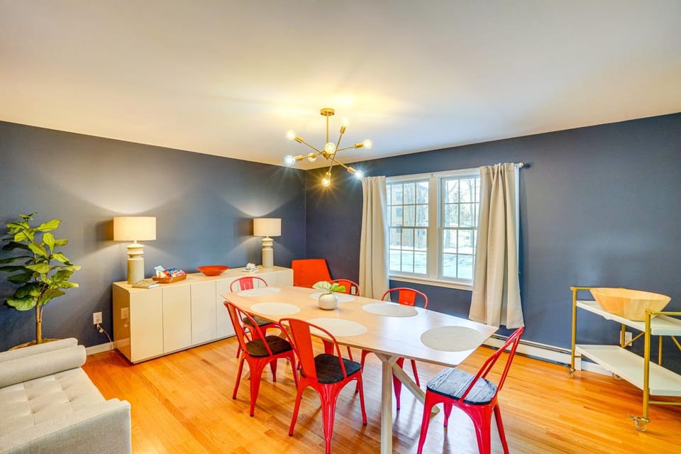 Walk to Dining: Downtown Lenox Guest House! House in Lenox