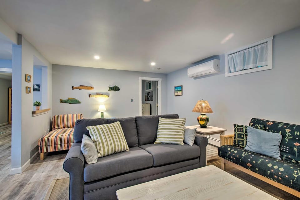 Martha's Vineyard Apt ~ 1 Mile to Inkwell Beach! Apartment in Tisbury