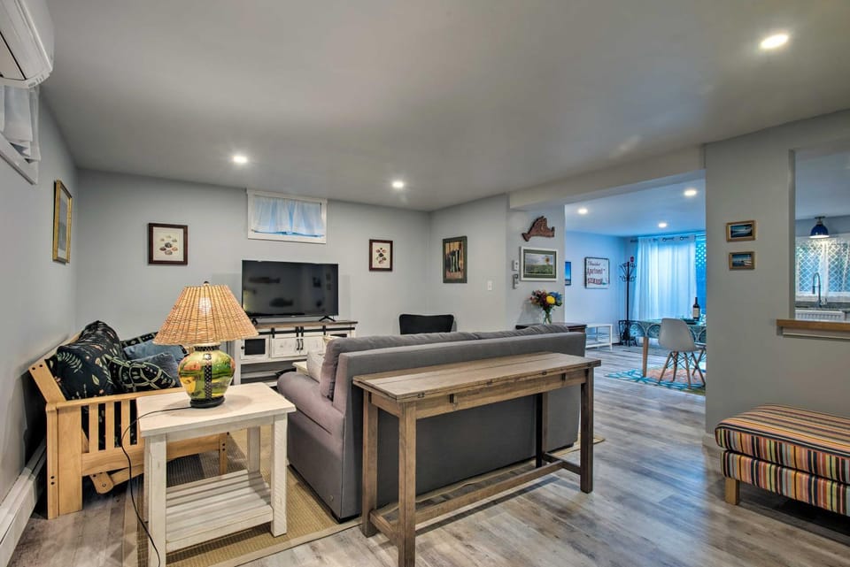 Martha's Vineyard Apt ~ 1 Mile to Inkwell Beach! Apartment in Tisbury