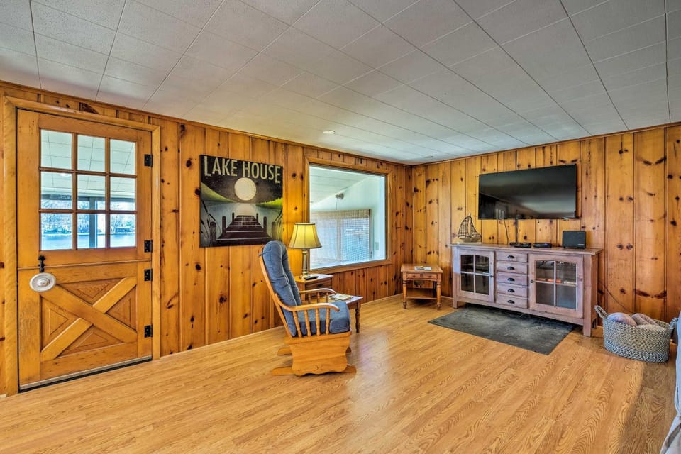 Picturesque Cottage with Sunroom on Ashmere Lake! House in Berkshires