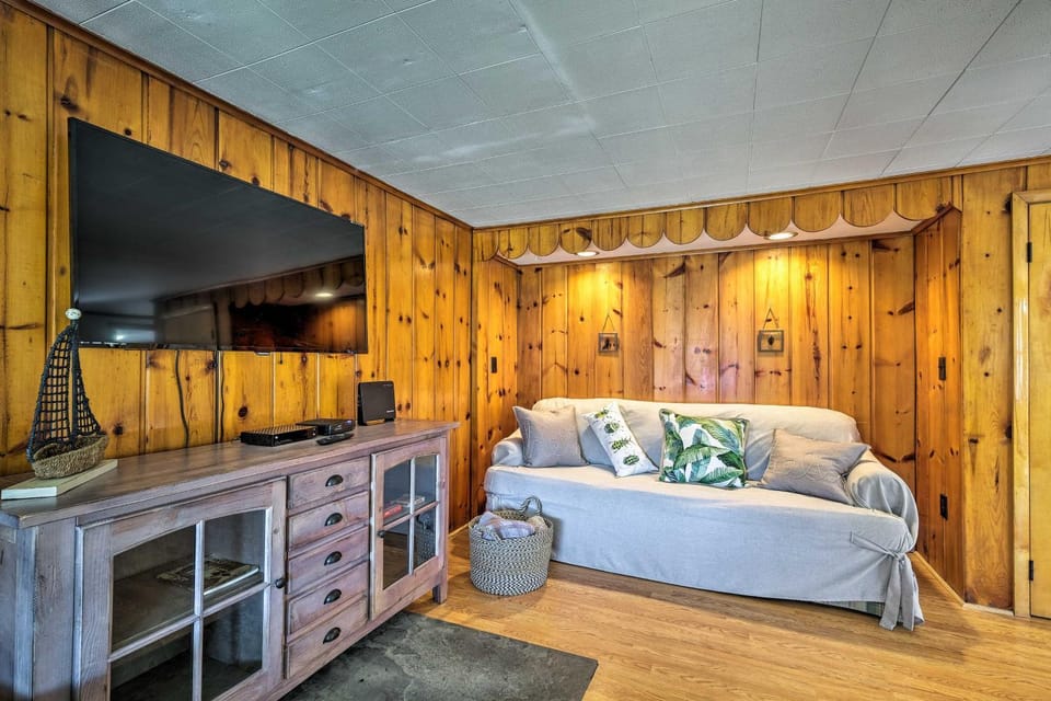 Picturesque Cottage with Sunroom on Ashmere Lake! House in Berkshires