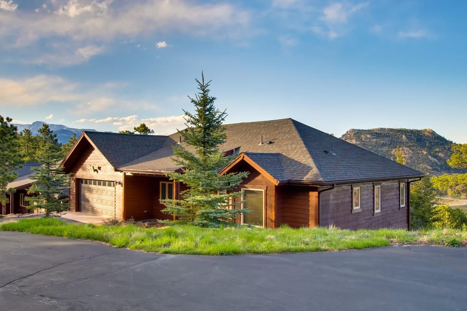 Lake & Mountain Views: Stunning Estes Park Home! House in Estes Park