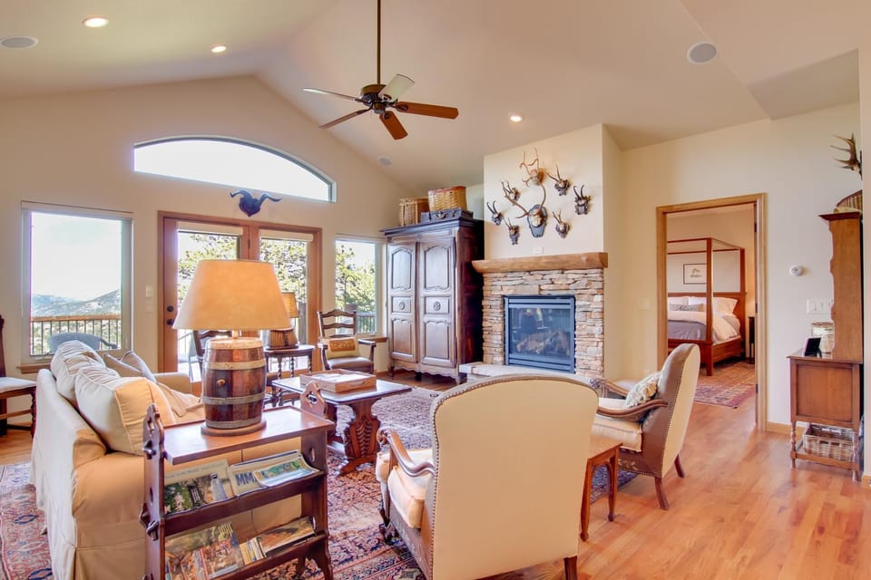 Lake & Mountain Views: Stunning Estes Park Home! House in Estes Park