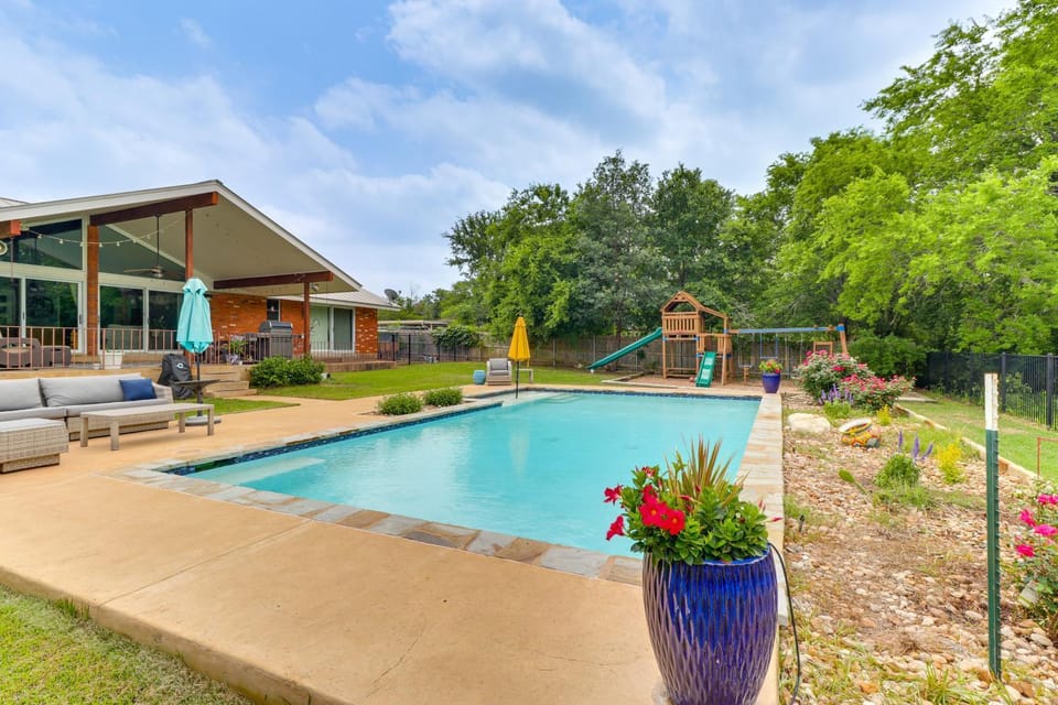 12 Mi to Dtwn: Austin Guest Cottage w/ Pool Access House in Austin