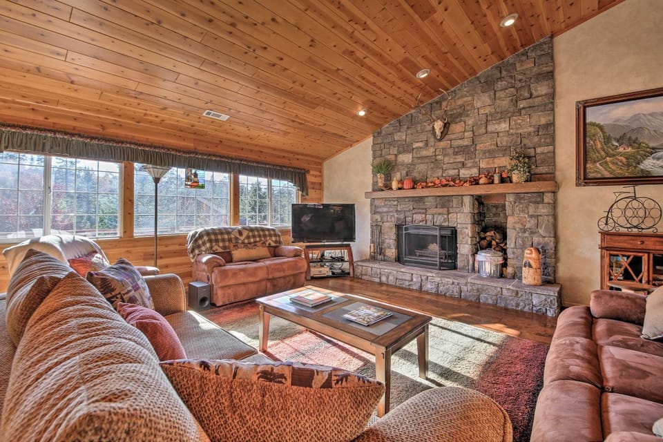 Hot Tub, Game Room & 2 Decks: Luxe Big Bear Home House in Big Bear