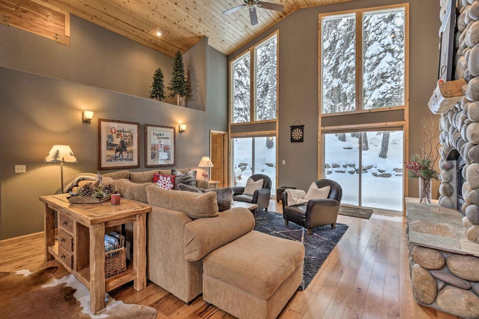 Tahoe Donner Mountain Cabin: Surrounded by Forest! Cabin in Truckee